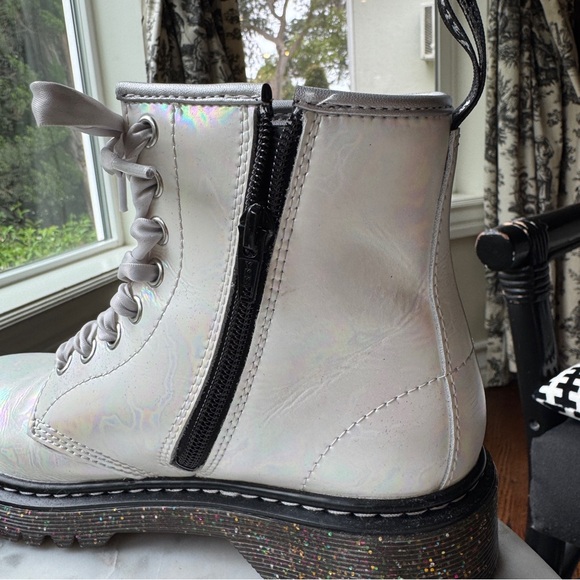 NWOB 🦄Iridescent rainbow Doc Martens! - Picture 2 of 15